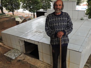 Popó, como é conhecido, mora em um túmulo em Santa Isabel há 13 anos (Foto: Jamile Santana/G1)