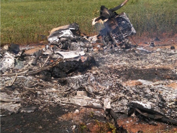 O piloto do avião monomotor morreu carbonizado, segundo a polÃcia. (Foto: Paranatinga News) O piloto do avião monomotor morreu carbonizado, segundo a polÃcia. (Foto: Paranatinga News)