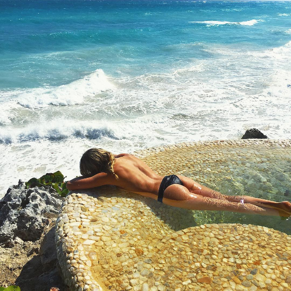 Júlia Faria faz topless em hotel paradisíaco no México (Foto: Reprodução/Instagram)