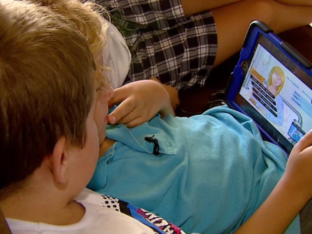 Crianças brincam com aparelho eletrônico em Campinas (Foto: Reprodução / TV Globo)