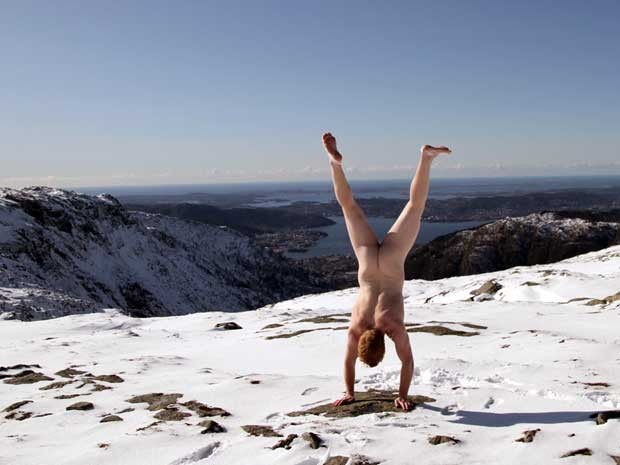 Em Bergen, na Noruega (Foto: The Naked Handstander/Divulgação)