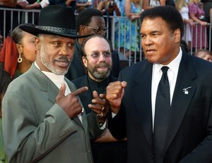 Joe Frazier e Muhammad Ali (Foto: Reuters)