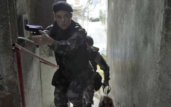 A atriz em cena de A força do querer, onde vive a policial Jeiza (Foto: Gshow) A atriz em cena de A força do querer, onde vive a policial Jeiza (Foto: Gshow)