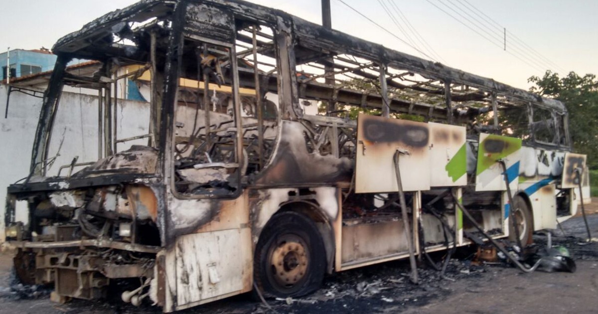 G1 - Ônibus estacionado pega fogo em Piraju e polícia investiga ... - Globo.com