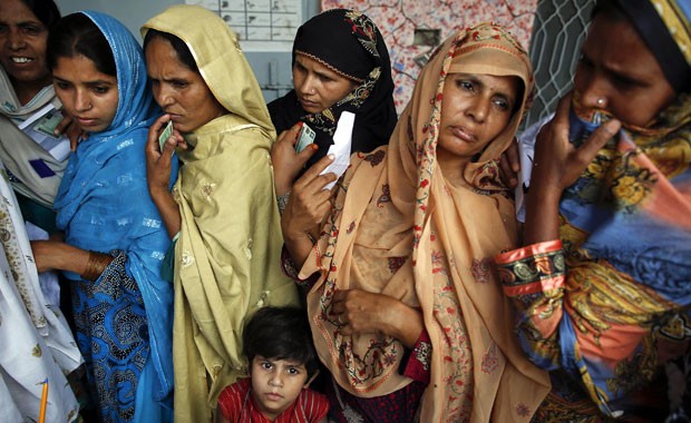 Mulheres fazem fila para votar em região próxima de Lahore, no Paquistão, neste sábado (11) (Foto: Damir Sagolj/Reuters)