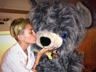 Miley Cyrus posa dando beijo em urso gigante