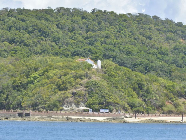 É possível ver Igreja de Nossa Senhora de Guadalupe já na chegada a Ilha dos Frades (Foto: Josemar Pereira/Ag Haack)