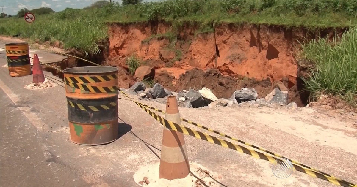 G1 Cratera De 2 Km Aumenta Na Br 020 E Obras De Reparo São Embargadas Notícias Em Bahia 1118