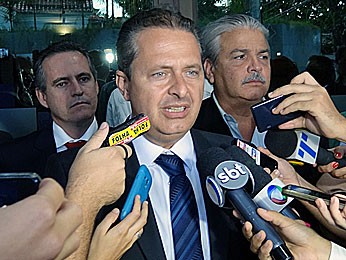 Eduardo Campos visita Reginaldo Rossi (Foto: Débora Soares / G1)