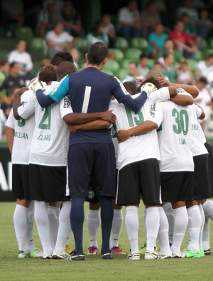 Coritiba se reúne no meio do gramado do Couto Pereira (Foto: Divulgação / Site oficial do Coritiba)