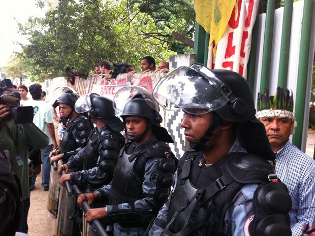 Policiais do Batalhão de Choque cercam o antigo Museu do Índio, no Maracanã (Foto: Renata Soares/G1)