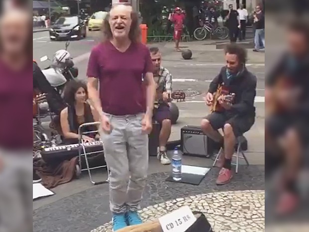Alceu Valen&ccedil;a v&ecirc; turistas tocando na rua 'Anuncia&ccedil;&atilde;o' e canta junto no Rio (Foto: Reprodu&ccedil;&atilde;o/Facebook)