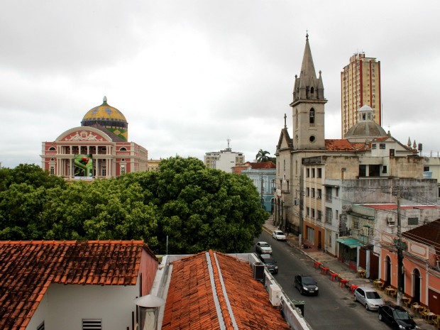 Terraço do hotel tem vista para a Igreja São Sebastião e para o Teatro Amazonas (Foto: Tiago Melo/ G1 AM)