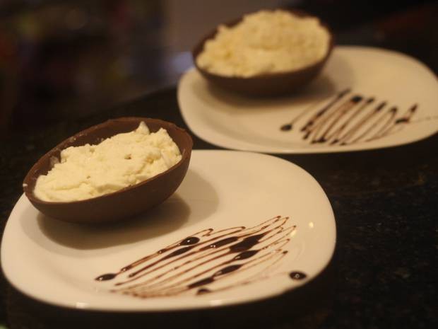 Ovos de chocolate ficam ainda mais deliciosos com qualquer um dos 40 sabores de sorvete, também fabricados pelo empresário Carlos Ferreira, em Belém. (Foto: Alexandre Yuri/G1)