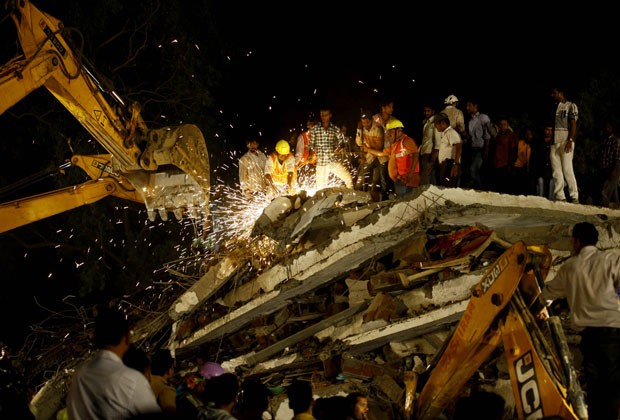 Máquinas ajudam no resgate (Foto: Rafiq Maqbool/AP)