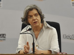 A presidente do TSE, ministra Cármen Lúcia, em entrevista à imprensa (Foto: Antonio Cruz/ABr)