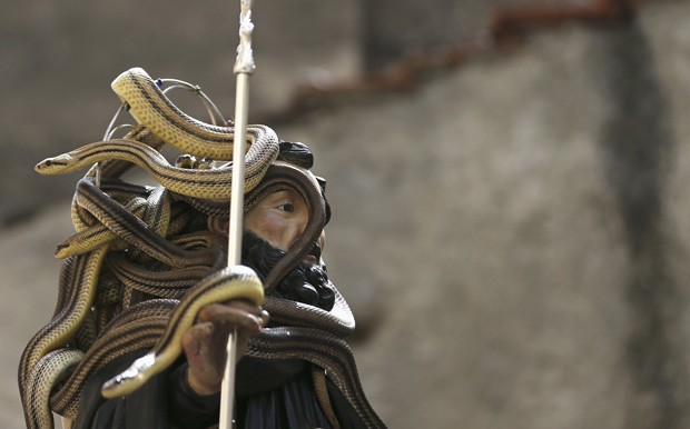 San Domenico é considerado protetor e curar contra mordidas venenosas (Foto: Alessandro Bianchi/Reuters)
