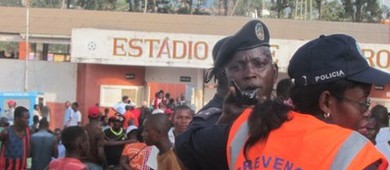 Partida em Angola tem pelo menos 17 mortos pisoteados (Tekassala Toco)