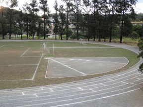 Área do colégio reservada para a prática de esportes.  (Foto: Raquel Freitas/G1)