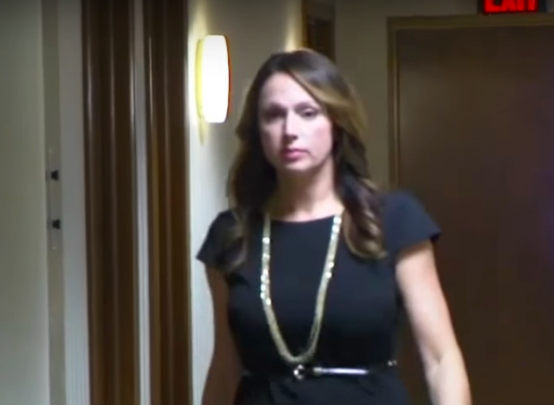 Rebecca não quis vacinar o filho e foi presa nos EUA. O ex-marido dela é a favor de vacinar e entrou com o pedido na justiça (Foto: Reprodução Youtube)