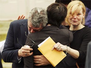 Glen Canning, pai de Rehtaeh, é consolado no funeral da filha (Foto: Paul Darrow/Reuters)