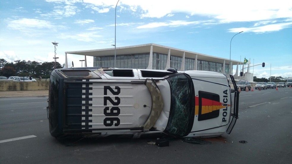 Carro da PM que capotou com três militares a bordo (Foto: Vinícius de Souza/G1)