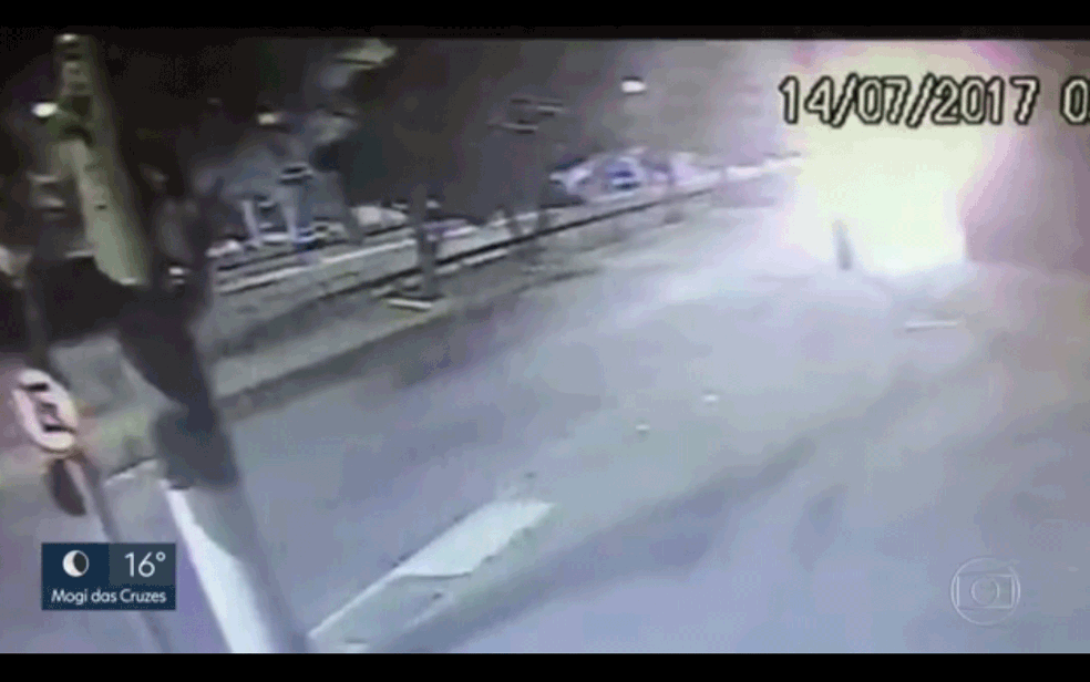 Câmeras de segurança flagram momento da explosão após colisão entre veículos (Foto: Reprodução/TV Globo)