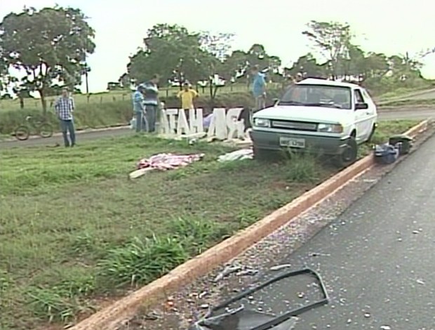 Acidente carro carreta rodovia BR-365 Ituiutaba Gurinhatã (Foto: Reprodução/ TV Integração)
