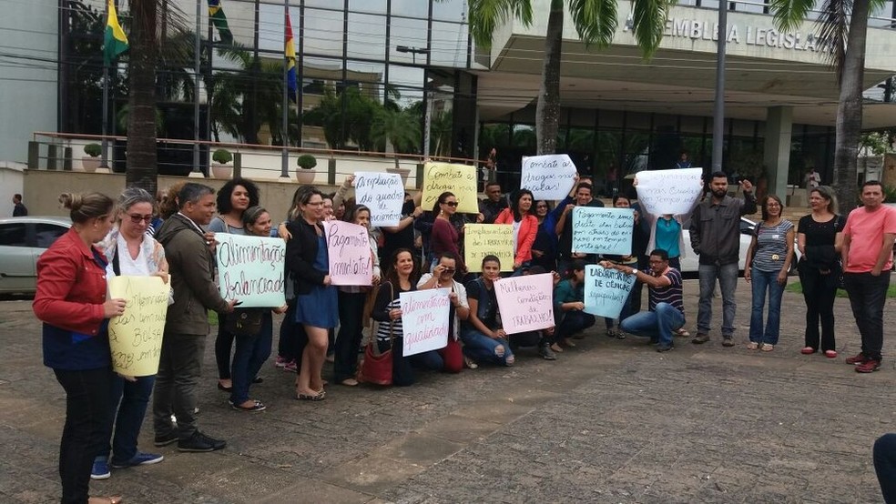 Professores reivindicaram pagamento de bolsas nesta quinta-feira (1) em frente à Aleac (Foto: Aline Nascimento/G1)