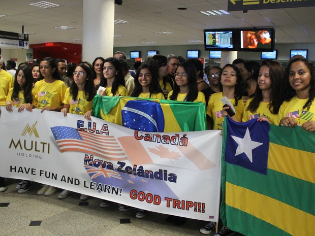 Dez alunos de escolas públicas do Piauí embarcaram neste domingo (19) (Foto: Ellyo Teixeira/G1)