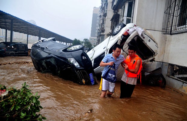 Tempestades causaram mortes e prejuízos em Shiyan, na China (Foto: STR/AFP)