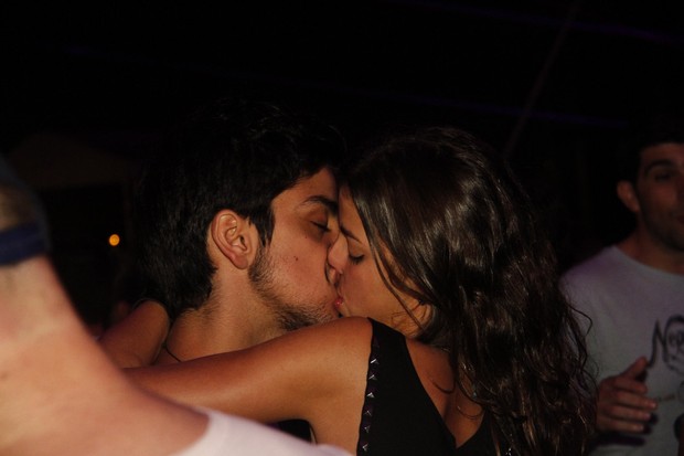 Rodrigo Simas beijando morena (Foto: Ricardo Nunes Divulgação)