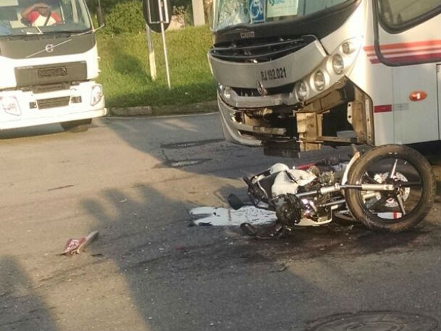 G1 Batida Entre ônibus E Moto Deixa Casal Ferido Na Dutra Em Itatiaia Rj Notícias Em Sul