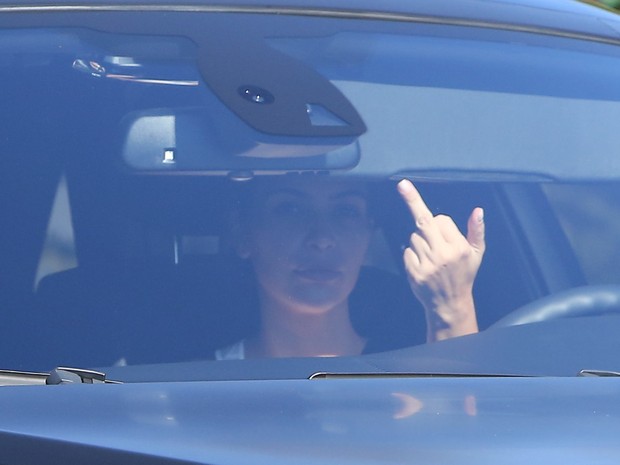 Kim Kardashian faz gesto obsceno para paparazzo em Los Angeles, nos Estados Unidos (Foto: Grosby Group/ Agência)