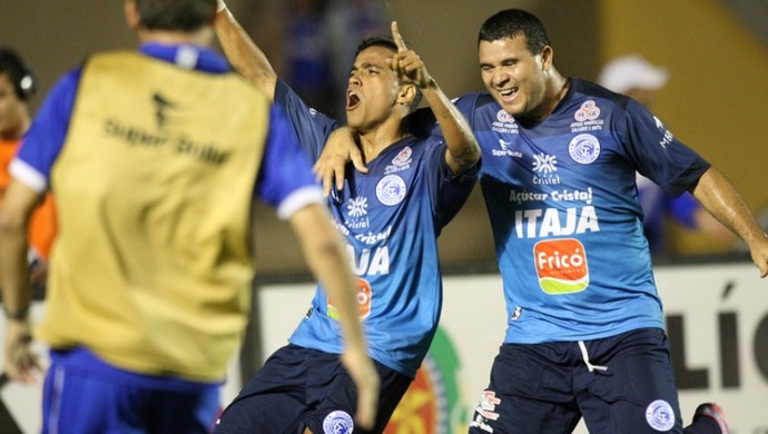 Wendell Lira comemora golaço contra o Atlético-GO (Foto: O Popular)