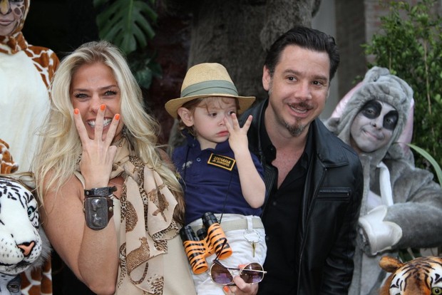 Adriane Galisteu com o filho Vittorio e o marido (Foto: Thiago Duran e Leo Franco / AgNews)