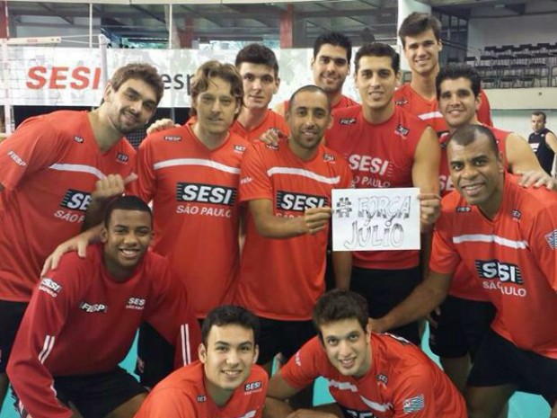 Jogadores do time de volei do Sesi também se solidarizaram com a causa (Foto: Divulgação / #ForçaJulio)