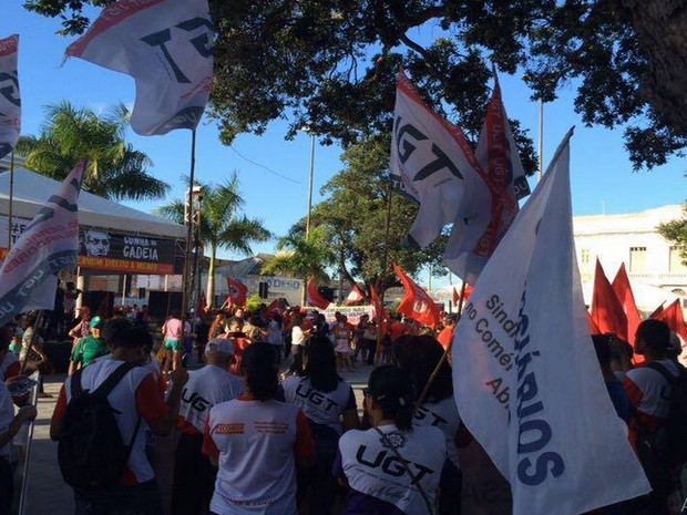 Concentração está sendo realizada na Praça General Vadadão (Foto: Tassio Andrade/G1)