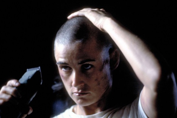 Demi Moore usou o cabelo raspado para o filme 'Até o Limite da Honra', de 1997 (Foto: Getty Images)