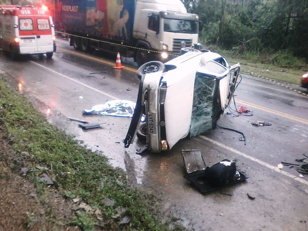 G1 Homem morre após capotar veículo na BR 470 em Apiúna Vale do