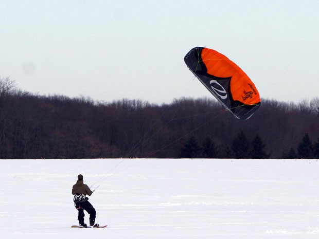 Snowkiting, esporte de inverno (Foto: Jim Gerberich/AP Photo)
