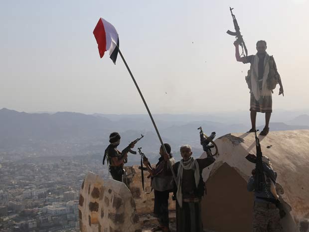 Forças rebeldes leais ao presidente do Iêmen exilado Abedrabbo Mansour Hadi  tomam castelo Al-Qahira em montanha na cidade de Taez, no Iêmen (Foto: AFP PHOTO / AHMAD AL-BASHA)