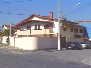Local onde o crime ocorreu no bairro Vila Bourguese, em Pindamonhangaba. (Foto: Reprodução/TV Vanguarda)