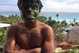 Romarinho posta foto com máscara do Hulk e vira alvo de críticas