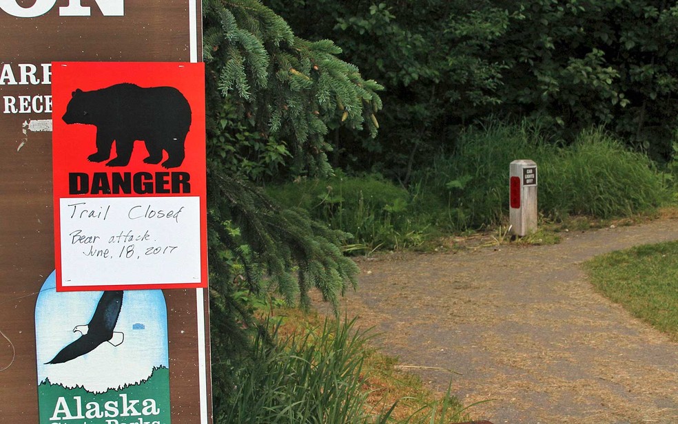 Um letreiro adverte as pessoas que trilha está fechada após ataque de urso a um jovem no Alasca (Foto: Mark Thiessen / AP Photo)