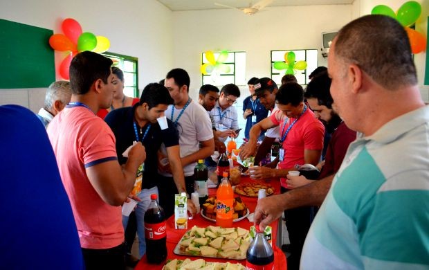 Colaboradores aproveitaram o café da manhã neste sábado (08) (Foto: Hellen Monteiro/ Rede Amazônica)