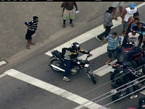 Grupo impediu que manifestantes seguissem por via nas imediações (Foto: Reprodução/TV Globo)