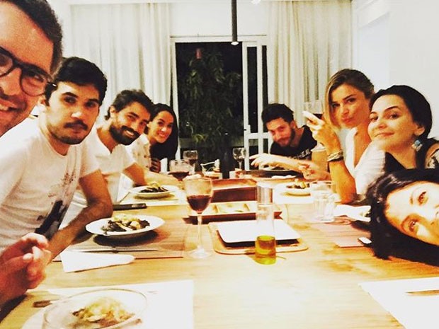 Ricardo Pereira, Francisca Pinto, Grazi Massafera, Tainá Müller e Anna Lima durante jantar com amigos (Foto: Instagram/ Reprodução)