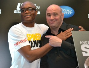 Anderson Silva Dana White coletiva UFC Rio III MMA (Foto: Adriano Albuquerque/SporTV.com)