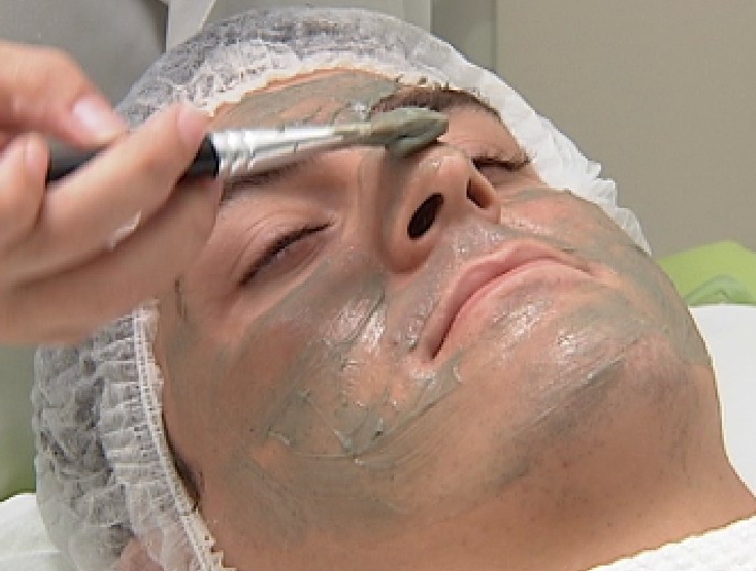 Limpeza de pele ajuda a controlar oleosidade masculina (Foto: Reprodução / TV Tem)